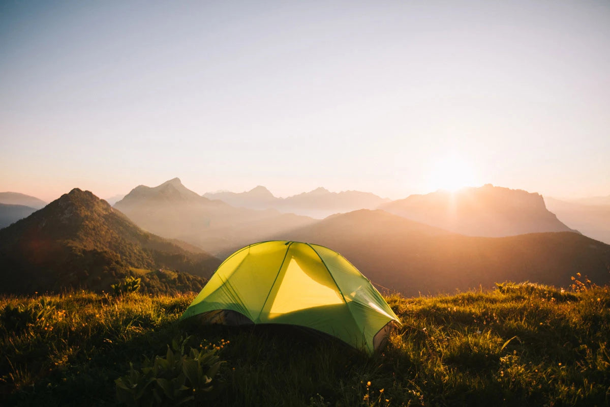 Tente au sommet d'une montagne au lever du soleil